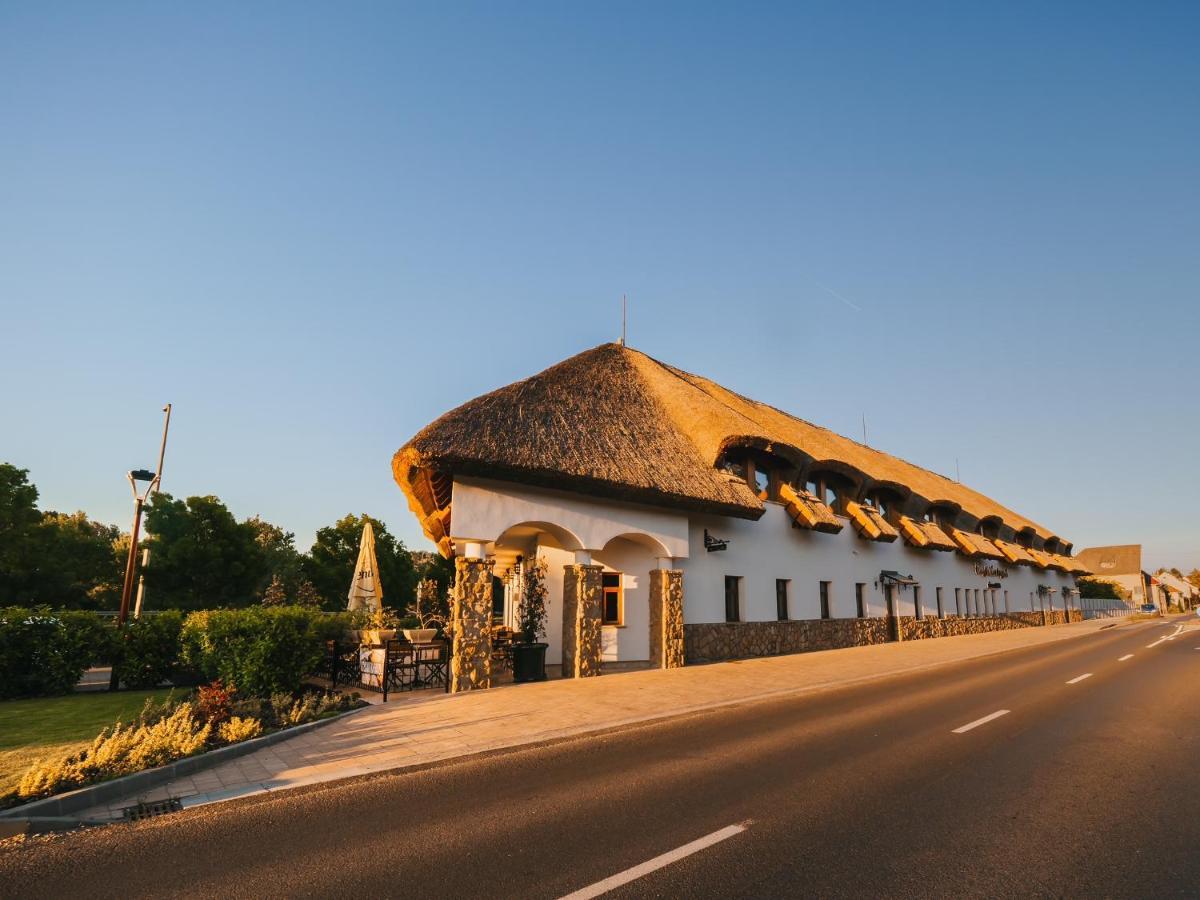 Hotel Öreg Halász Fogadó Tát Exterior foto